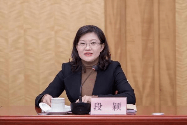 华为手机充电玩游戏
:80后明星女厅官被双开，有些问题更应关注