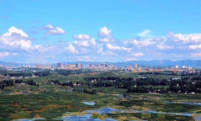 米鸟金枝苹果版
:我们避暑之都，比凉都还凉快，夏季均温18°C，短袖常年卖不脱