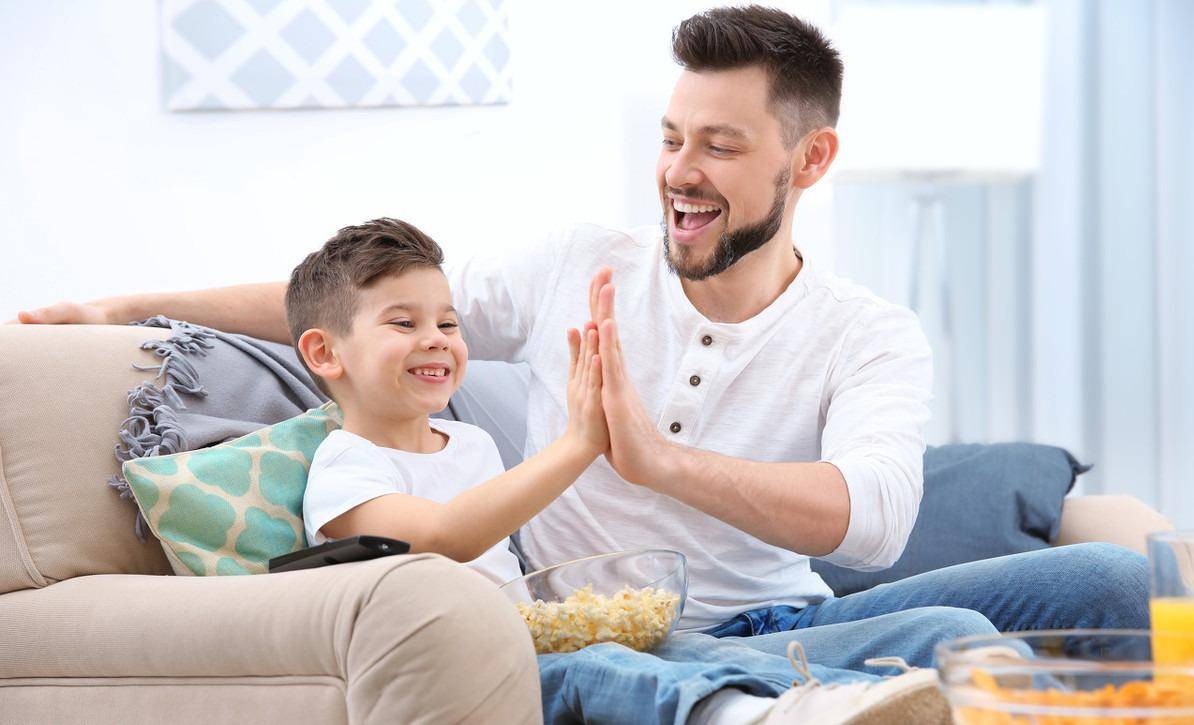 手机看电视:孩子看电视成瘾，家长试试下面这几个教育方法