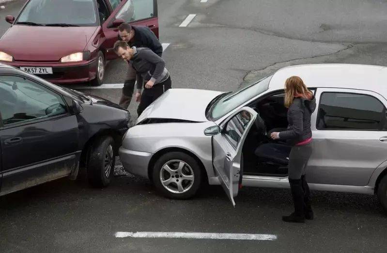 不用对方同意的手机定位:听老司机的话，发生车祸时绝对不能做的7件事